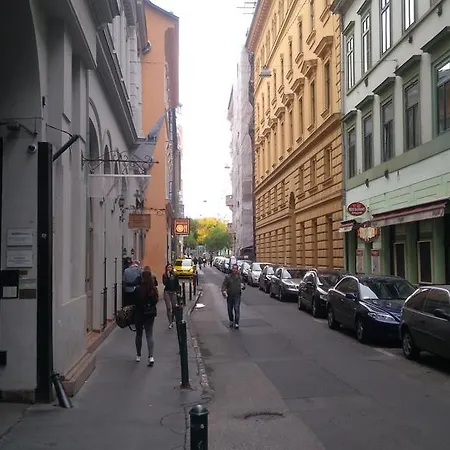 Maximum Downtown - Minimal Feeling * Budapest