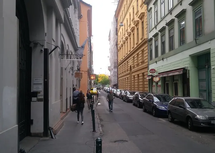 Maximum Downtown - Minimal Feeling * Budapesta